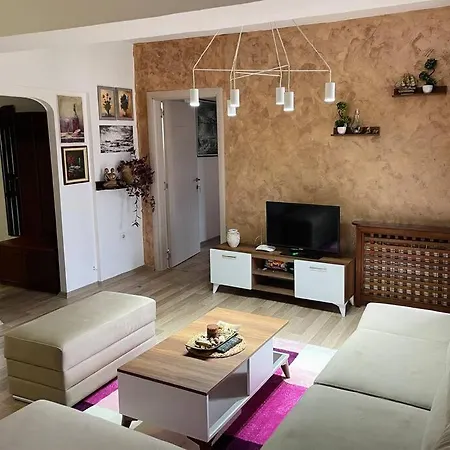 Charming 2 Bedroom Apartment. スコピエ
